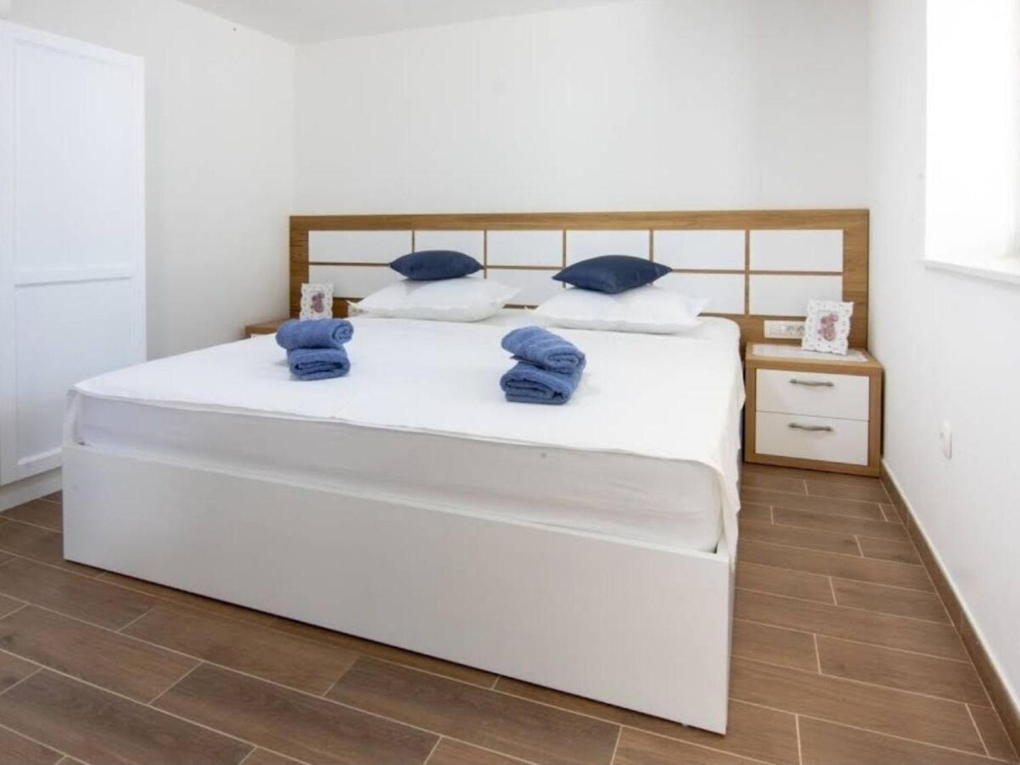 فيلا Dvori Stipanovi With Heated Pool And Jacuzzi Donje Rascane المظهر الخارجي الصورة